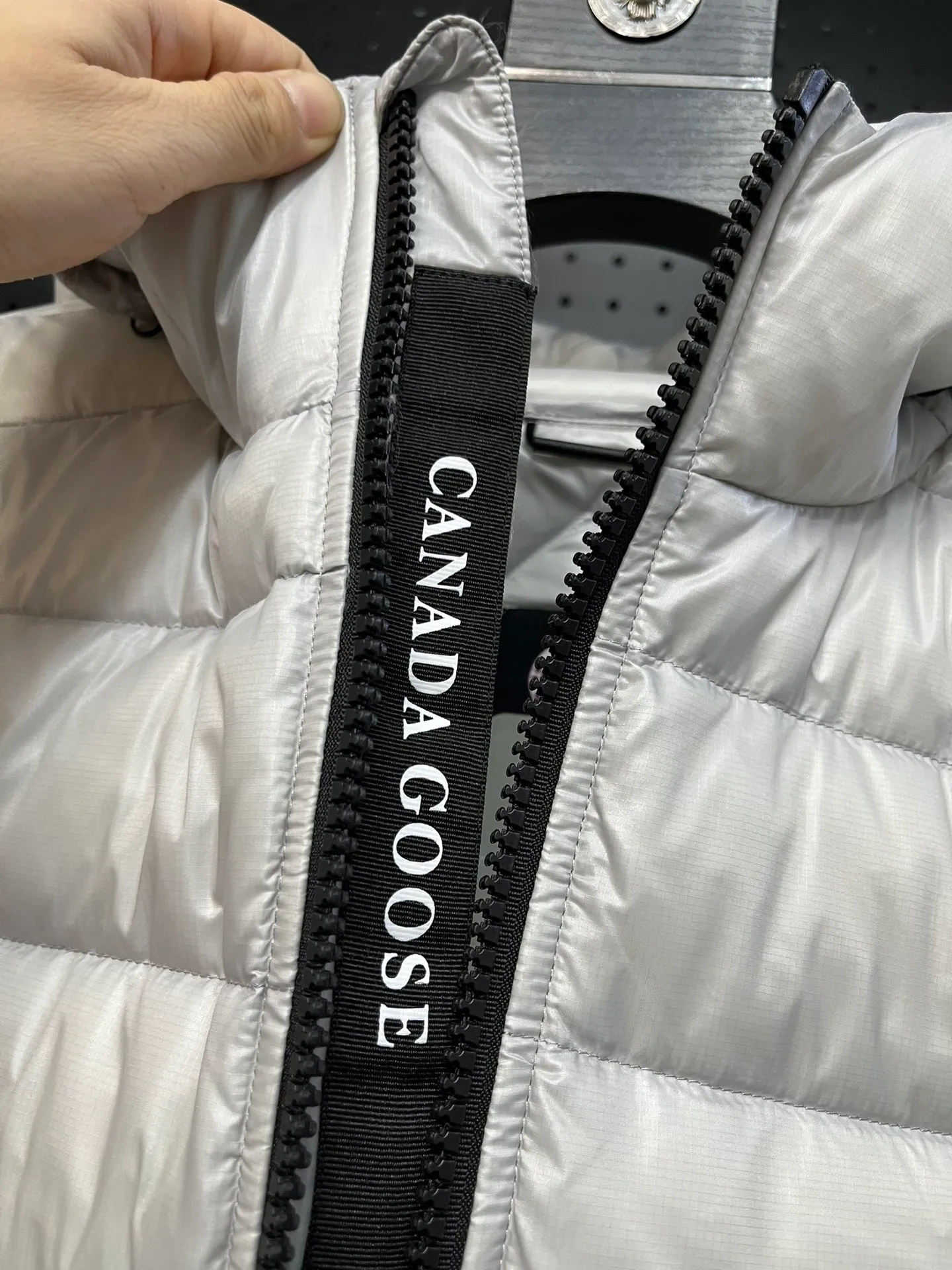 P940 Top 🔥purchase version 𝘾𝘼𝙉𝘼𝘿𝘼 𝙂𝙊𝙊𝙎𝙀/Canada Goose 2227 thin and light style. It’s super lightweight and doesn’t feel any weight on your upper body at all! Show more temperament‼  Canada Goose, a Canadian brand, has always been recognized as the warmest down jacket. Various Instagram celebrities, Internet celebrities, and celebrities often wear it for street photos. I make Canada Goose every year, but I still can’t get rid of my love for the goose. No matter how cold the winter is, there is no need to be afraid. Canada Goose is the legendary warmest down jacket and is known as a must-have for Arctic outdoor sports! The most popular down jacket in the world, celebrities are rushing to buy it, it is a must-have! Size: S-2XL Color: silver gray (red label) silver gray (black label), black (red label), black (black label), dark blue